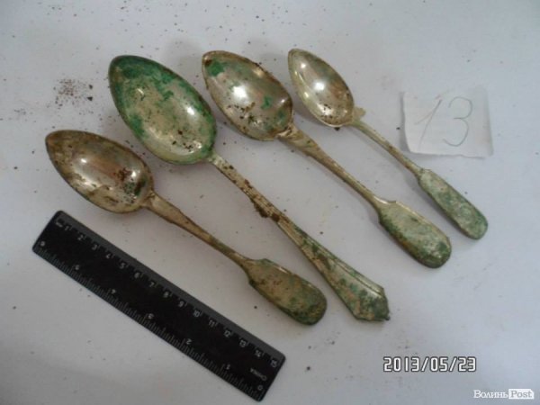 Археологи показали знайдене в Луцьку срібло. ФОТО