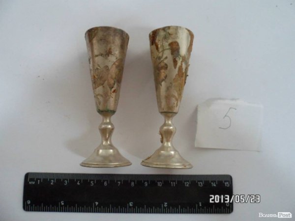 Археологи показали знайдене в Луцьку срібло. ФОТО