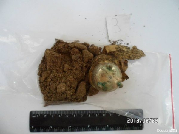 Археологи показали знайдене в Луцьку срібло. ФОТО