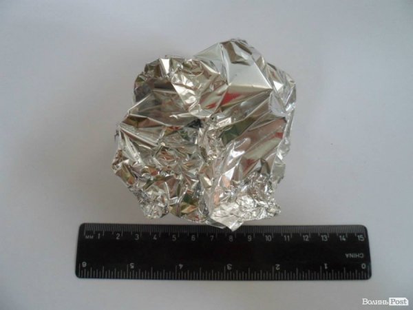 Археологи показали знайдене в Луцьку срібло. ФОТО