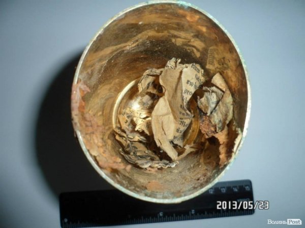 Археологи показали знайдене в Луцьку срібло. ФОТО