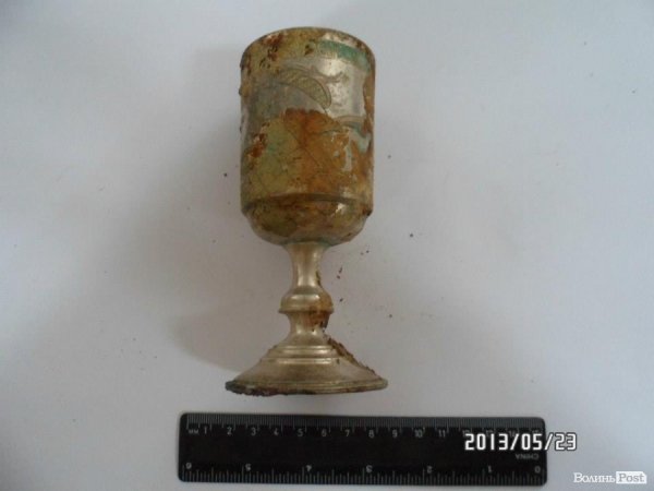 Археологи показали знайдене в Луцьку срібло. ФОТО