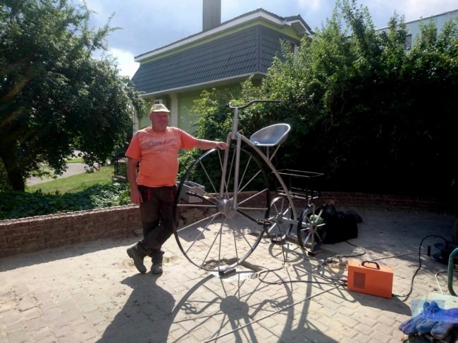 Мешканці Володимира подарували місту статую-велосипед. ФОТО