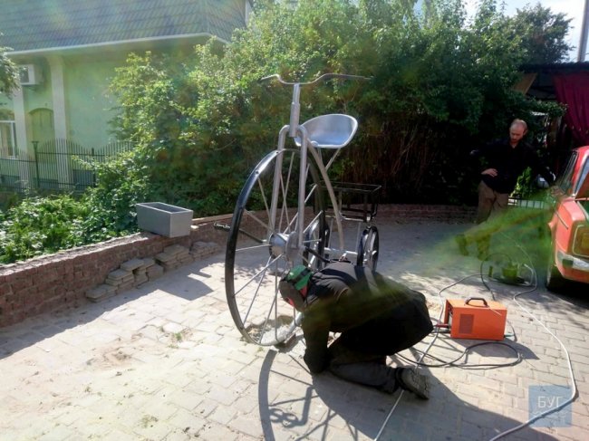 Мешканці Володимира подарували місту статую-велосипед. ФОТО