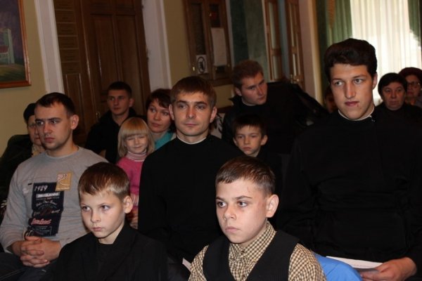 Луцьким сиротам на Покрову подарували вишиванки