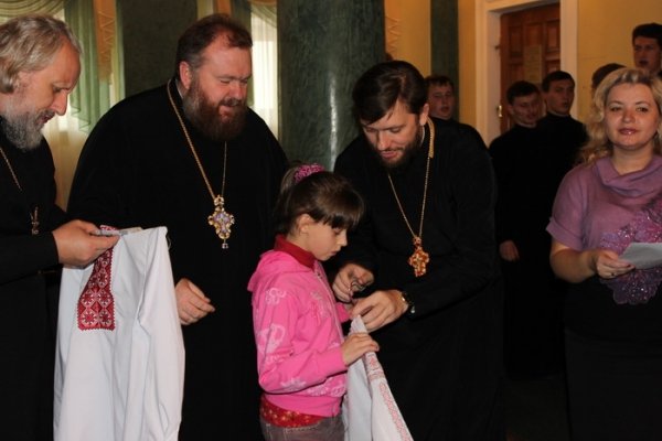 Луцьким сиротам на Покрову подарували вишиванки