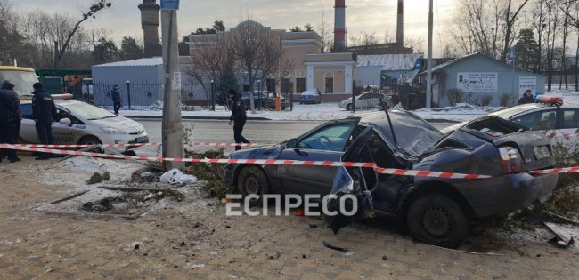 У Києві авто вилетіло на зупинку та протаранило електроопору: загинула людина