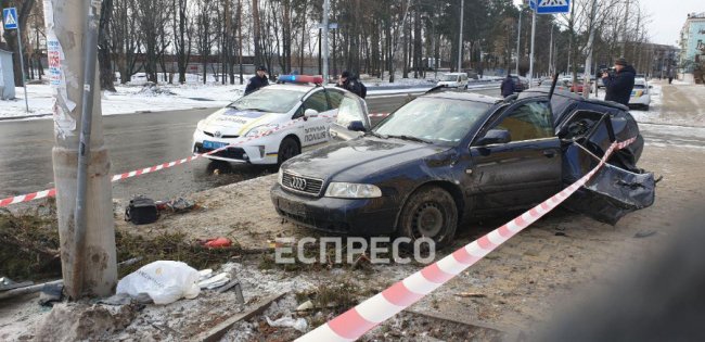 У Києві авто вилетіло на зупинку та протаранило електроопору: загинула людина