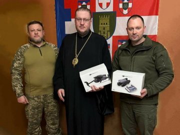 Священники ПЦУ привезли на фронт допомогу волинським воїнам