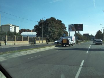 У Луцьку бус протаранив легковик. ФОТО