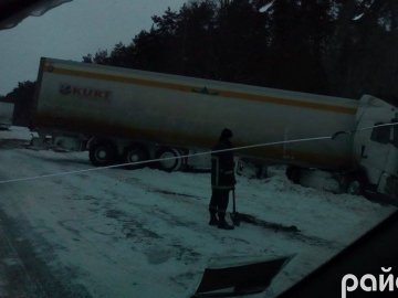 Поблизу Рожища – аварія: вантажівка злетіла у кювет