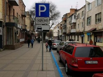 У Луцьку на Кривому Валу запрацювала платна парковка: скількох водіїв оштрафували у перший день