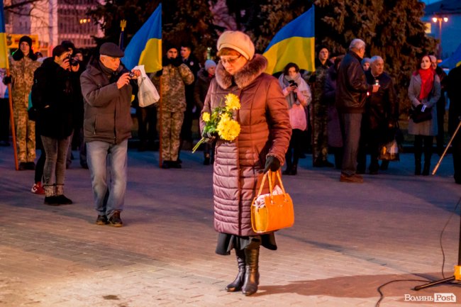 Квіти, сльози і свічки: у День Гідності та Свободи лучани вшанували пам'ять полеглих