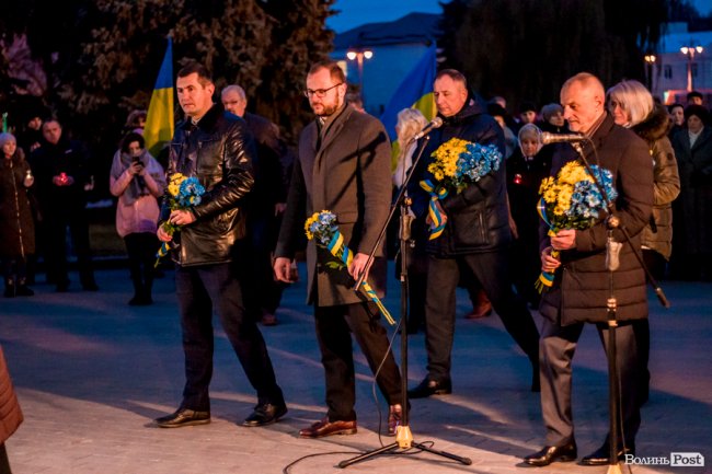 Квіти, сльози і свічки: у День Гідності та Свободи лучани вшанували пам'ять полеглих