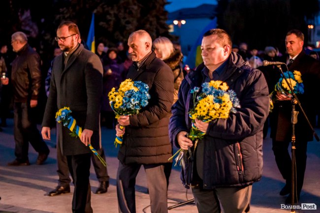 Квіти, сльози і свічки: у День Гідності та Свободи лучани вшанували пам'ять полеглих