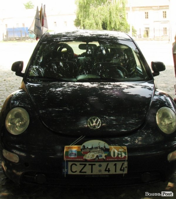 До Луцького замку прибув кортеж ретроавтомобілів. ФОТО