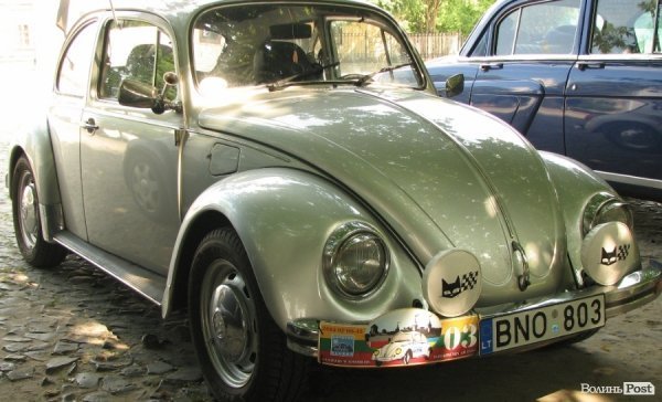 До Луцького замку прибув кортеж ретроавтомобілів. ФОТО