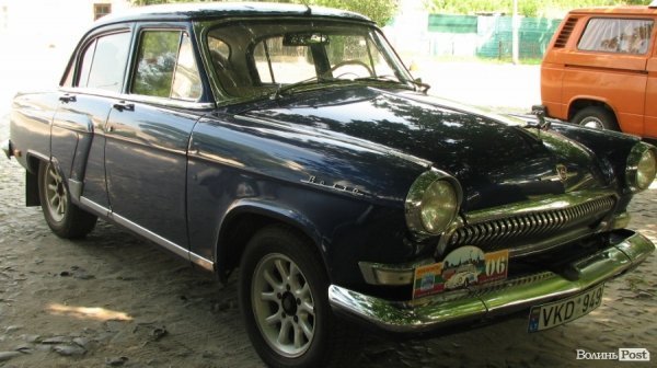 До Луцького замку прибув кортеж ретроавтомобілів. ФОТО