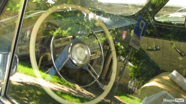 До Луцького замку прибув кортеж ретроавтомобілів. ФОТО