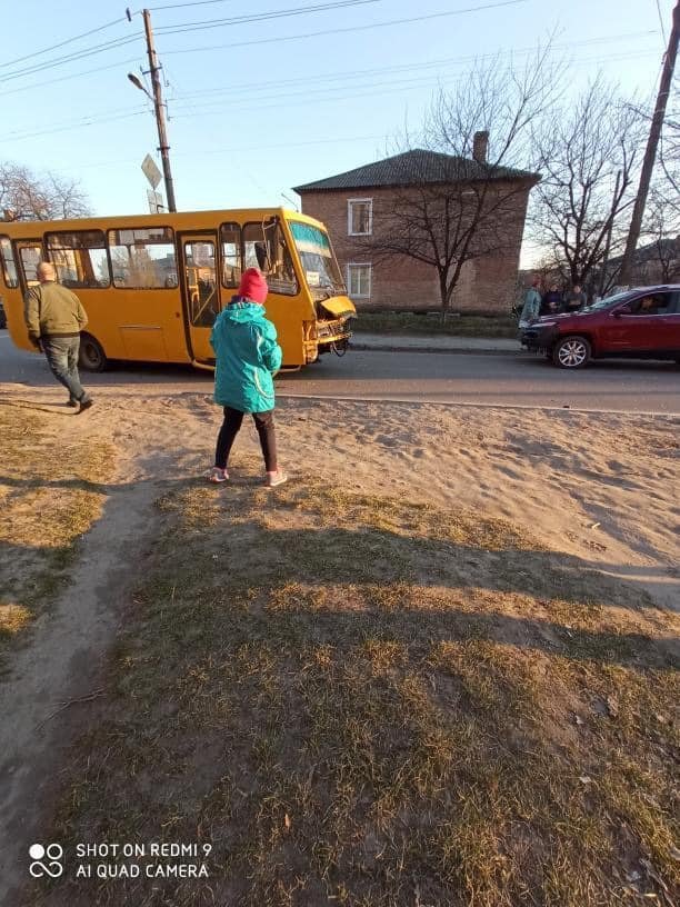 У місті на Волині маршрутка зіткнулася з легковиком, пасажира забрала «швидка». ФОТО