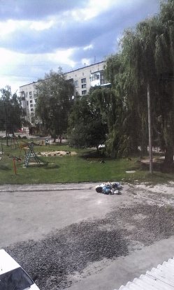 У Ковелі мешканці району закидали дитмайданчик сміттям