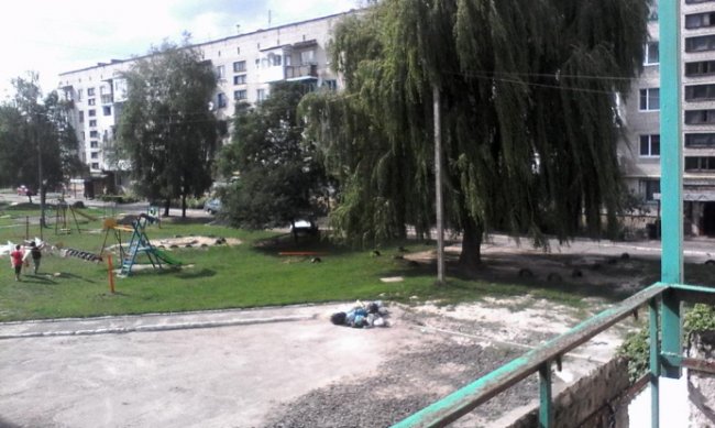 У Ковелі мешканці району закидали дитмайданчик сміттям