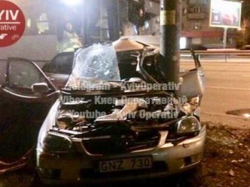 Автобус «вм'яв» легковик у стовп: водій Lexus – у лікарні. ФОТО