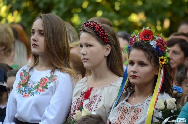 Перший дзвоник у луцьких школах. ФОТОРЕПОРТАЖ