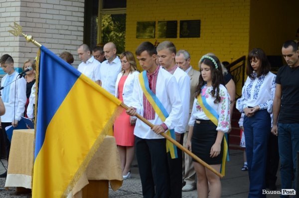 Перший дзвоник у луцьких школах. ФОТОРЕПОРТАЖ