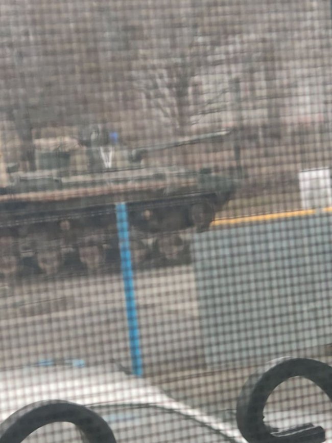 4 березня. Російський танк з позачкою V біля будинку Ірини Герасименко