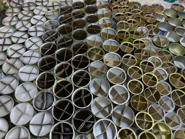 Волонтерки із Луцька передали захисникам 100 ящиків окопних свічок