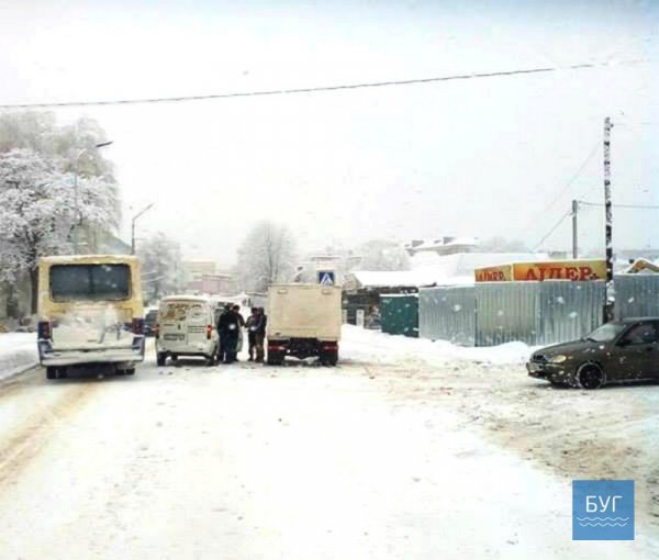 На засніженій вулиці у Володимирі не розминулися машини
