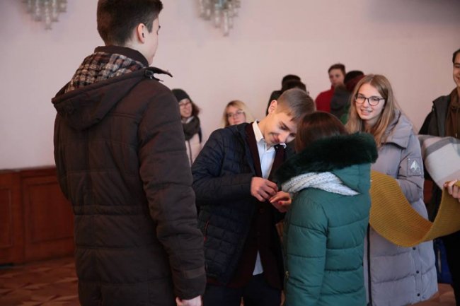 У Луцьку «одружилася» пара школярів. ФОТО