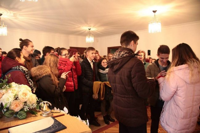 У Луцьку «одружилася» пара школярів. ФОТО