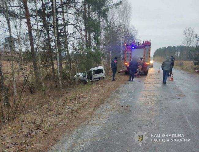 Смертельна аварія на Волині: водій автівки злетів з дороги і в'їхав  удерево