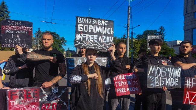 Теракт в Оленівці: у Луцьку люди вийшли на акцію вшанування загиблих і полонених