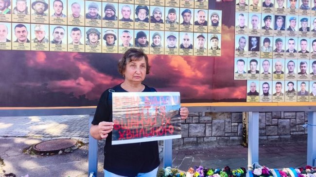 Теракт в Оленівці: у Луцьку люди вийшли на акцію вшанування загиблих і полонених