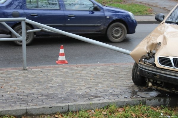 Аварія в Луцьку: авто протаранило паркан біля школи. ФОТО. ВІДЕО