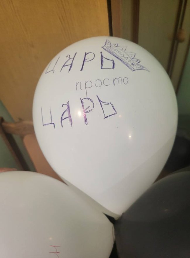 Двоголовий орел та георгіївські стрічки: в Успенському соборі у Володимирі знайшли російські символи