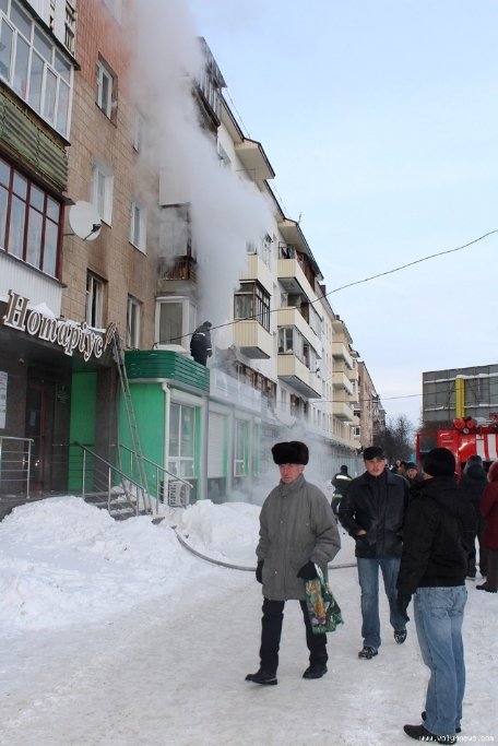 Біля обваленого будинку у Луцьку в пожежі загинула людина. ФОТО. ВІДЕО