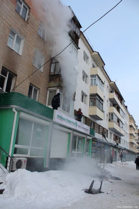Біля обваленого будинку у Луцьку в пожежі загинула людина. ФОТО. ВІДЕО