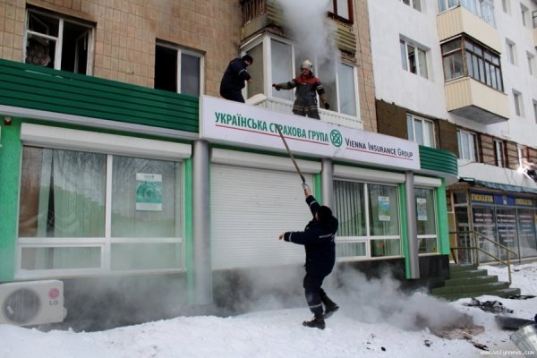 Біля обваленого будинку у Луцьку в пожежі загинула людина. ФОТО. ВІДЕО