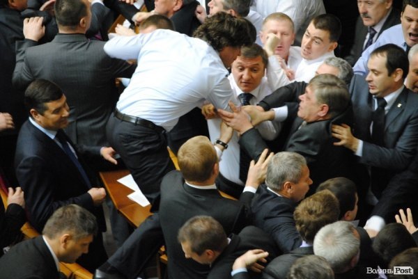 Вітів хоче стягнути Тадеєва зі столу