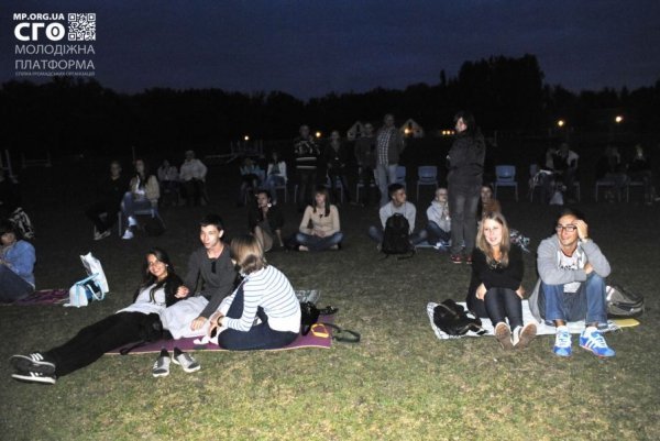 У Луцьку під відкритим небом дивилися «За двома зайцями». ФОТО