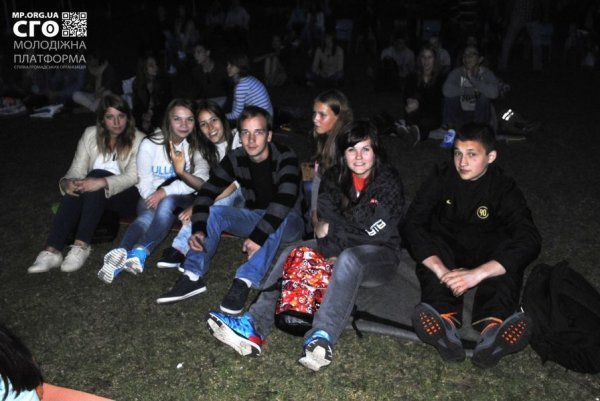 У Луцьку під відкритим небом дивилися «За двома зайцями». ФОТО