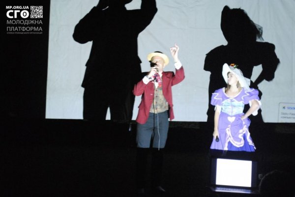 У Луцьку під відкритим небом дивилися «За двома зайцями». ФОТО