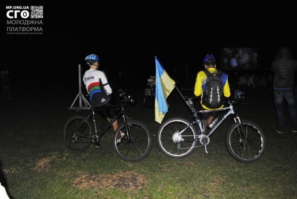 У Луцьку під відкритим небом дивилися «За двома зайцями». ФОТО