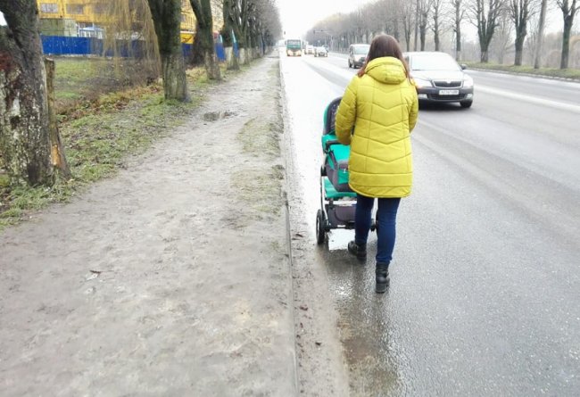 Дивуюся, наскільки криворуко зроблені окремі тротуари, - журналіст