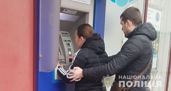 Розповіли, як шахраї можуть прив'язати банківську картку жертви до свого мобільного номера