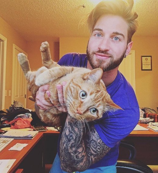 Чоловік з ідеальним тілом замість тренажерів використовує кота. ФОТО. ВІДЕО